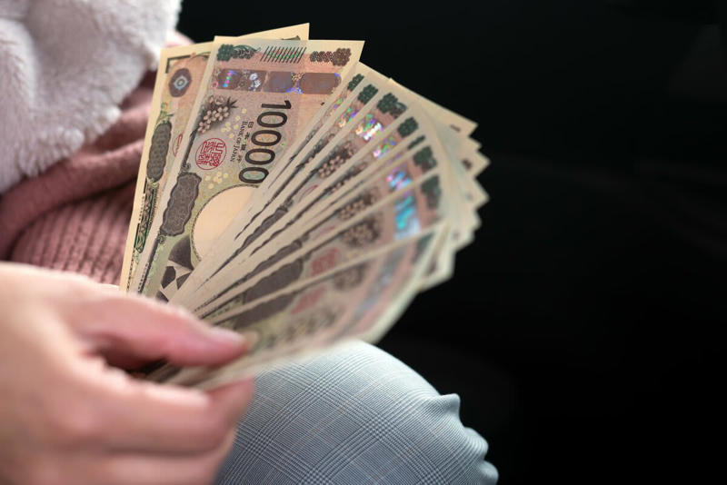 国民健康保険、市区町村運営の保険「扶養の概念なし」保険料はどうやって決まる？, 扶養の概念がない, 任意継続、高年収層に有利？全額自己負担だけど保険料には「上限」あり！, 任意継続と国民健康保険、3つの判断基準「結局どっちが安くなる？」, ①扶養家族がいるなら「任意継続」が有利なケースが多い, ②「会社都合」なら迷わず国保！給与所得が7割減で計算される特例, ③3月退職者が注意すべき「所得反映のタイムラグ」, 任意継続と国民健康保険、自分にあった選択を