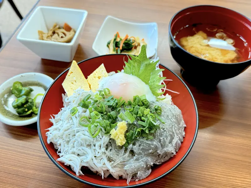 ニ色丼（生しらす・釜揚げしらす）1,320円, 愛されて10年「しらすと地魚料理 夕凪」, 美しく光輝く「湘南しらす」, できる限り新鮮なシラスを届けたい
