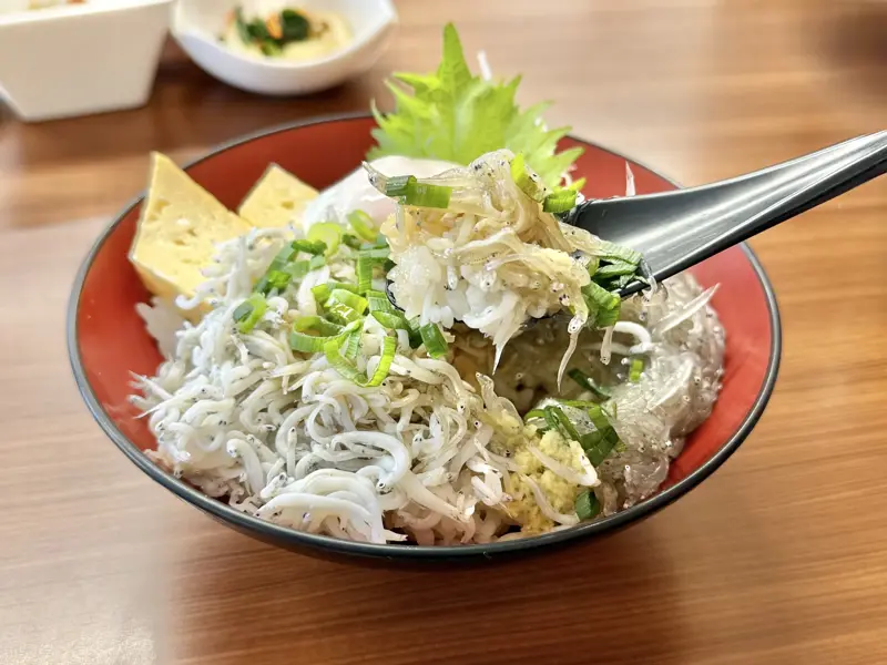 ニ色丼（生しらす・釜揚げしらす）1,320円, 愛されて10年「しらすと地魚料理 夕凪」, 美しく光輝く「湘南しらす」, できる限り新鮮なシラスを届けたい