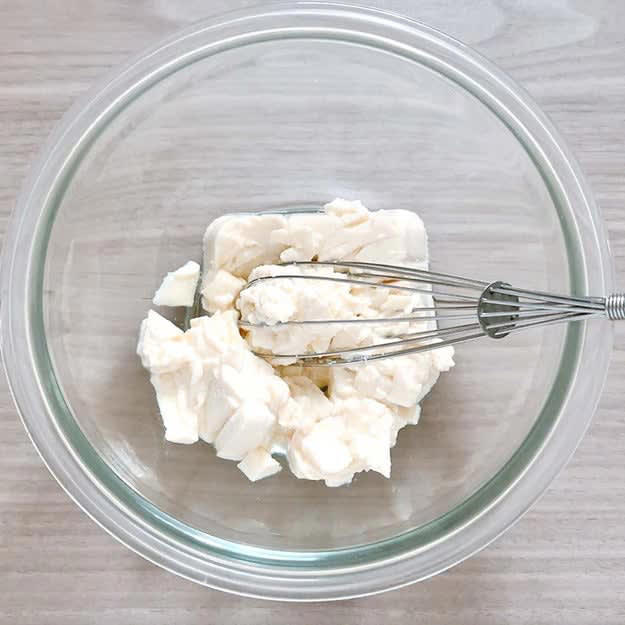 新玉ねぎと豆腐のふわふわ焼き, 作り方：①ボウルに絹豆腐を入れてなめらかになるまで混ぜる。, ② ①に【A】を入れて混ぜ、新玉ねぎを加えて混ぜる。, ③ フライパンにサラダ油を引いて弱めの中火に熱し、②を入れる。ふたをして３分程両面を焼き、お好み焼きソースを塗る。お好みのトッピングをしたら、完成！, 外はほんのりさくっと、中は想像以上にふわっふわ！！