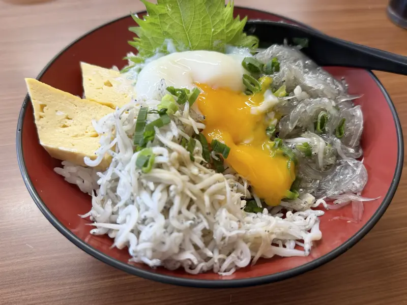 ニ色丼（生しらす・釜揚げしらす）1,320円, 愛されて10年「しらすと地魚料理 夕凪」, 美しく光輝く「湘南しらす」, できる限り新鮮なシラスを届けたい