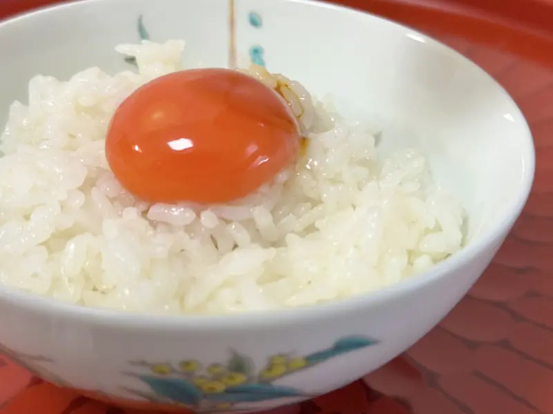 旨みと味が濃い「姫様のたまご」6個（720円)/10個（1,200円）, 三浦半島の海と大地が育てた味, 横須賀と三浦の境にある養鶏場, 父に内緒で育て始めた、200羽の鶏, 「元気か？」「顔色が悪いぞ」——声なき声に耳を澄ませて, 人間の都合ではなく、「姫達の生活リズム」に合わせて, 「姫様」にふさわしい、最高のおもてなし