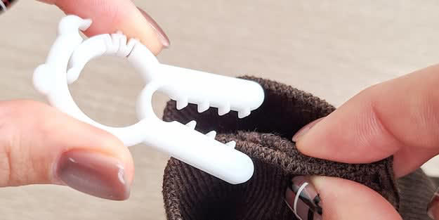 ダイソーでは、洗濯が楽になる「優秀アイデアグッズ」を販売しています。, 1.「ドアフックハンガー（ブラック）」, ハンガーにかけた洋服も、ノンストレスで干せるんです。, ピンチハンガーもかけられるのがありがたいです！, 2.「靴下用洗濯ピンチ4個入」, いろんなタイプの靴下に使えて優秀。, 洗濯後は、ピンチをつけたまま干せるのも便利。, 3.「ウォッシュバッグ グレー×1個入り」, べったりついた汚れも、見事に落ちて感動！, いろんな使い方ができて、重宝するんです。