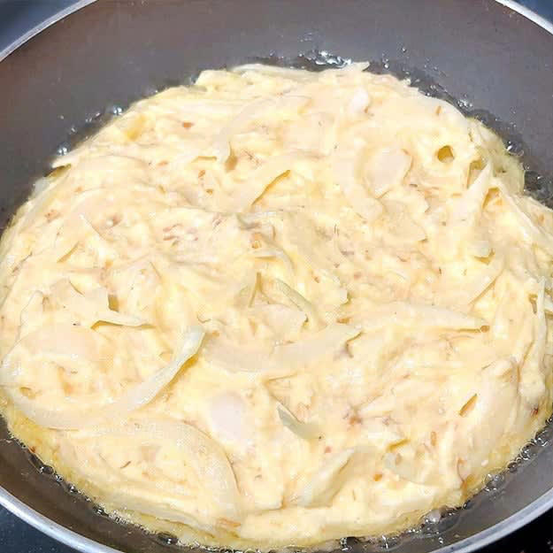新玉ねぎと豆腐のふわふわ焼き, 作り方：①ボウルに絹豆腐を入れてなめらかになるまで混ぜる。, ② ①に【A】を入れて混ぜ、新玉ねぎを加えて混ぜる。, ③ フライパンにサラダ油を引いて弱めの中火に熱し、②を入れる。ふたをして３分程両面を焼き、お好み焼きソースを塗る。お好みのトッピングをしたら、完成！, 外はほんのりさくっと、中は想像以上にふわっふわ！！