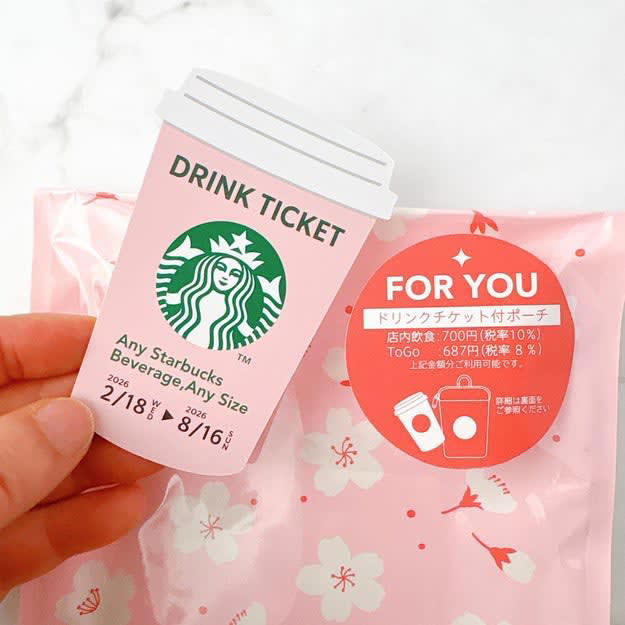 スタバでは、ギフトにぴったりの「キュートなポーチ」を販売中です。, 春らしいポーチとドリンクチケットがセットになったギフト！, スタバらしさが詰まった、キュートなミニポーチです。, スマホ周りの小物をまとめるのに便利！, 小物ポーチとしても使いやすい！, トートバッグにつけてみました！, 実際にトートバッグに取り付けて、外出してみました。, ドリンクチケットで春限定フラペチーノを注文してみた！, 1500円とは思えない！想像以上に使える、かわいい春ギフトでした。, 無印良品の「おうちで味わうカフェメニュー ふんわり桜ラテ」もおすすめです！, ふんわりやさしい甘さで、ほっとします。
