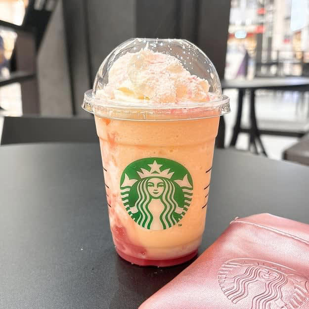 スタバでは、ギフトにぴったりの「キュートなポーチ」を販売中です。, 春らしいポーチとドリンクチケットがセットになったギフト！, スタバらしさが詰まった、キュートなミニポーチです。, スマホ周りの小物をまとめるのに便利！, 小物ポーチとしても使いやすい！, トートバッグにつけてみました！, 実際にトートバッグに取り付けて、外出してみました。, ドリンクチケットで春限定フラペチーノを注文してみた！, 1500円とは思えない！想像以上に使える、かわいい春ギフトでした。, 無印良品の「おうちで味わうカフェメニュー ふんわり桜ラテ」もおすすめです！, ふんわりやさしい甘さで、ほっとします。