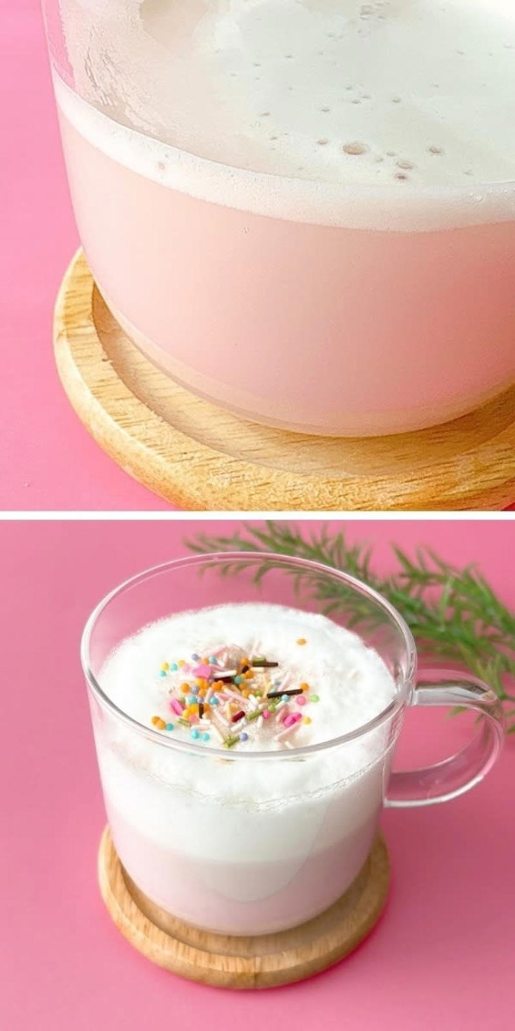 スタバでは、ギフトにぴったりの「キュートなポーチ」を販売中です。, 春らしいポーチとドリンクチケットがセットになったギフト！, スタバらしさが詰まった、キュートなミニポーチです。, スマホ周りの小物をまとめるのに便利！, 小物ポーチとしても使いやすい！, トートバッグにつけてみました！, 実際にトートバッグに取り付けて、外出してみました。, ドリンクチケットで春限定フラペチーノを注文してみた！, 1500円とは思えない！想像以上に使える、かわいい春ギフトでした。, 無印良品の「おうちで味わうカフェメニュー ふんわり桜ラテ」もおすすめです！, ふんわりやさしい甘さで、ほっとします。