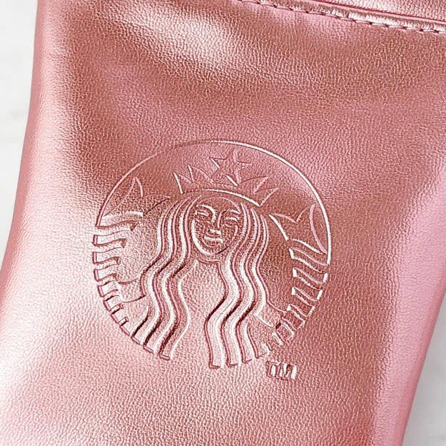 スタバでは、ギフトにぴったりの「キュートなポーチ」を販売中です。, 春らしいポーチとドリンクチケットがセットになったギフト！, スタバらしさが詰まった、キュートなミニポーチです。, スマホ周りの小物をまとめるのに便利！, 小物ポーチとしても使いやすい！, トートバッグにつけてみました！, 実際にトートバッグに取り付けて、外出してみました。, ドリンクチケットで春限定フラペチーノを注文してみた！, 1500円とは思えない！想像以上に使える、かわいい春ギフトでした。, 無印良品の「おうちで味わうカフェメニュー ふんわり桜ラテ」もおすすめです！, ふんわりやさしい甘さで、ほっとします。