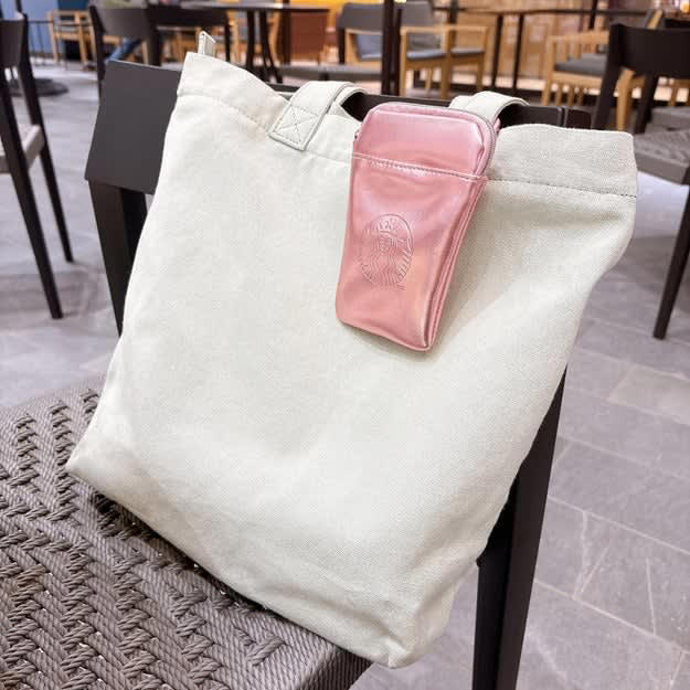 スタバでは、ギフトにぴったりの「キュートなポーチ」を販売中です。, 春らしいポーチとドリンクチケットがセットになったギフト！, スタバらしさが詰まった、キュートなミニポーチです。, スマホ周りの小物をまとめるのに便利！, 小物ポーチとしても使いやすい！, トートバッグにつけてみました！, 実際にトートバッグに取り付けて、外出してみました。, ドリンクチケットで春限定フラペチーノを注文してみた！, 1500円とは思えない！想像以上に使える、かわいい春ギフトでした。, 無印良品の「おうちで味わうカフェメニュー ふんわり桜ラテ」もおすすめです！, ふんわりやさしい甘さで、ほっとします。