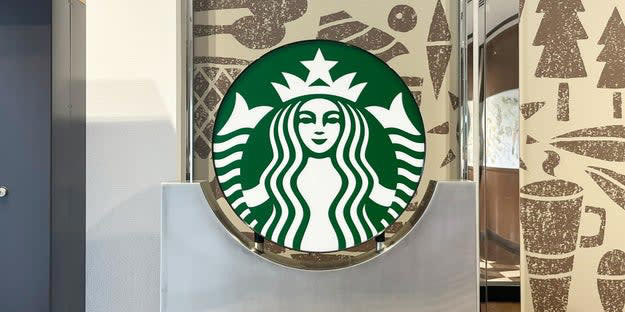 スタバでは、ギフトにぴったりの「キュートなポーチ」を販売中です。, 春らしいポーチとドリンクチケットがセットになったギフト！, スタバらしさが詰まった、キュートなミニポーチです。, スマホ周りの小物をまとめるのに便利！, 小物ポーチとしても使いやすい！, トートバッグにつけてみました！, 実際にトートバッグに取り付けて、外出してみました。, ドリンクチケットで春限定フラペチーノを注文してみた！, 1500円とは思えない！想像以上に使える、かわいい春ギフトでした。, 無印良品の「おうちで味わうカフェメニュー ふんわり桜ラテ」もおすすめです！, ふんわりやさしい甘さで、ほっとします。