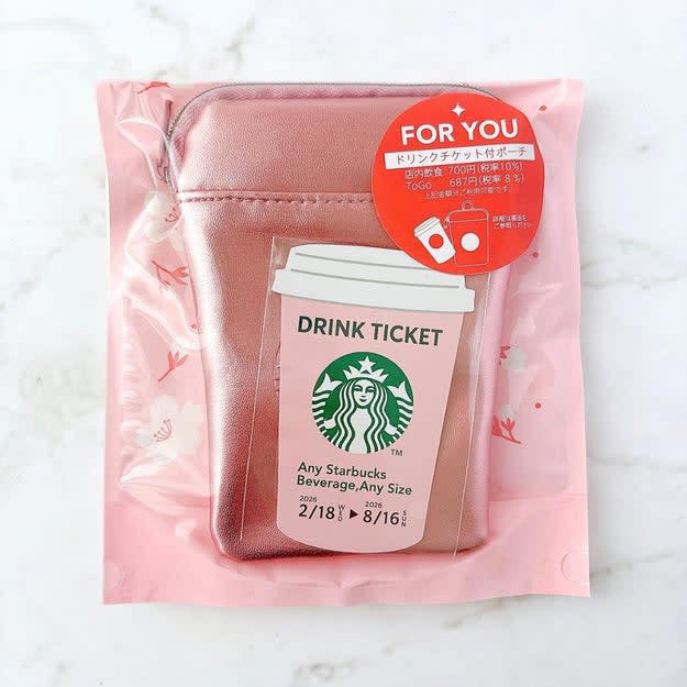 スタバでは、ギフトにぴったりの「キュートなポーチ」を販売中です。, 春らしいポーチとドリンクチケットがセットになったギフト！, スタバらしさが詰まった、キュートなミニポーチです。, スマホ周りの小物をまとめるのに便利！, 小物ポーチとしても使いやすい！, トートバッグにつけてみました！, 実際にトートバッグに取り付けて、外出してみました。, ドリンクチケットで春限定フラペチーノを注文してみた！, 1500円とは思えない！想像以上に使える、かわいい春ギフトでした。, 無印良品の「おうちで味わうカフェメニュー ふんわり桜ラテ」もおすすめです！, ふんわりやさしい甘さで、ほっとします。