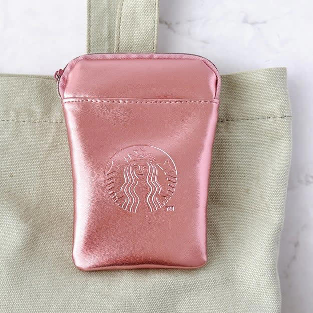 スタバでは、ギフトにぴったりの「キュートなポーチ」を販売中です。, 春らしいポーチとドリンクチケットがセットになったギフト！, スタバらしさが詰まった、キュートなミニポーチです。, スマホ周りの小物をまとめるのに便利！, 小物ポーチとしても使いやすい！, トートバッグにつけてみました！, 実際にトートバッグに取り付けて、外出してみました。, ドリンクチケットで春限定フラペチーノを注文してみた！, 1500円とは思えない！想像以上に使える、かわいい春ギフトでした。, 無印良品の「おうちで味わうカフェメニュー ふんわり桜ラテ」もおすすめです！, ふんわりやさしい甘さで、ほっとします。