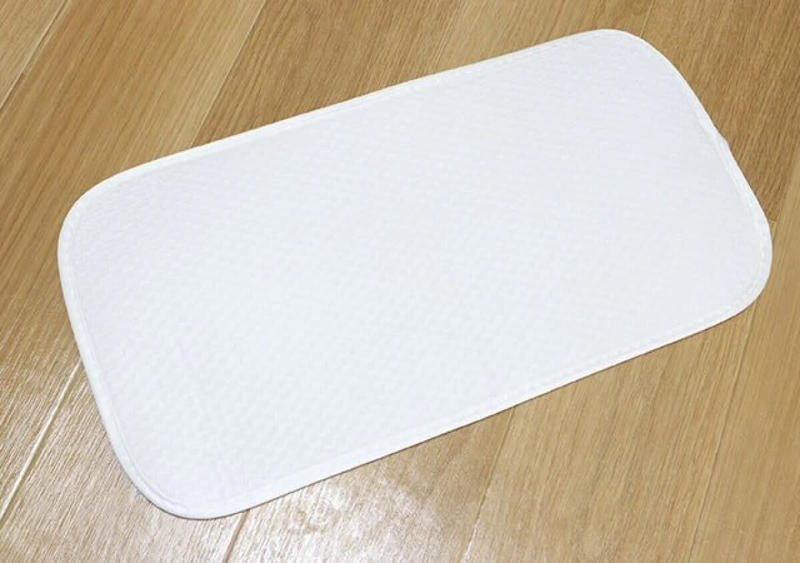 ネジ不要でかもいを有効活用できる！ダイソーのちょい足し名品, かもいや窓枠を有効活用するハンガーフック, 植物のお悩みを解決！立体設計で通気性を劇的にアップさせる名品, ドーム型の鉢底ネットで排水性向上, 水耕栽培にも使える鉢底ネット, 水切りカゴはもういらないかも！抗菌防臭付きで毎日清潔に使える神マット, ダイソーの吸水マットでキッチンを快適に