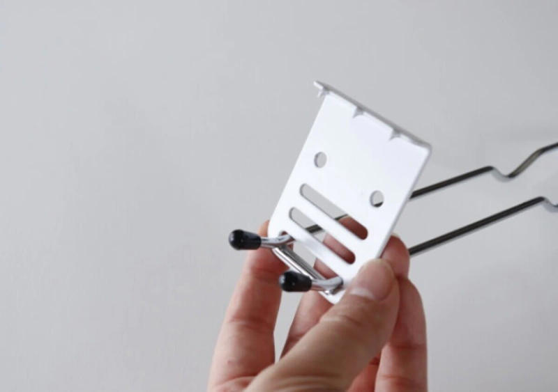ネジ不要でかもいを有効活用できる！ダイソーのちょい足し名品, かもいや窓枠を有効活用するハンガーフック, 植物のお悩みを解決！立体設計で通気性を劇的にアップさせる名品, ドーム型の鉢底ネットで排水性向上, 水耕栽培にも使える鉢底ネット, 水切りカゴはもういらないかも！抗菌防臭付きで毎日清潔に使える神マット, ダイソーの吸水マットでキッチンを快適に