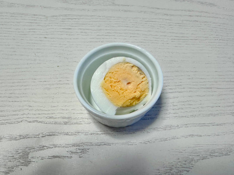 1.卵のお尻にひびを入れます, 2.ひびが入った卵, 3.鍋に水と卵を入れます, 4.弱火から中火で加熱します, 5.火を止めます, 6.ゆで卵の完成です！, 7.常温になるまで冷ましたら冷蔵保存します