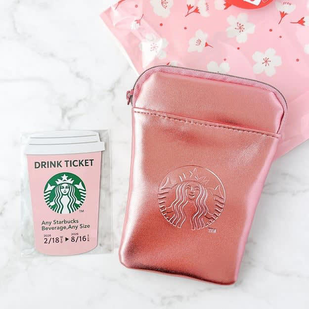 スタバでは、ギフトにぴったりの「キュートなポーチ」を販売中です。, 春らしいポーチとドリンクチケットがセットになったギフト！, スタバらしさが詰まった、キュートなミニポーチです。, スマホ周りの小物をまとめるのに便利！, 小物ポーチとしても使いやすい！, トートバッグにつけてみました！, 実際にトートバッグに取り付けて、外出してみました。, ドリンクチケットで春限定フラペチーノを注文してみた！, 1500円とは思えない！想像以上に使える、かわいい春ギフトでした。, 無印良品の「おうちで味わうカフェメニュー ふんわり桜ラテ」もおすすめです！, ふんわりやさしい甘さで、ほっとします。