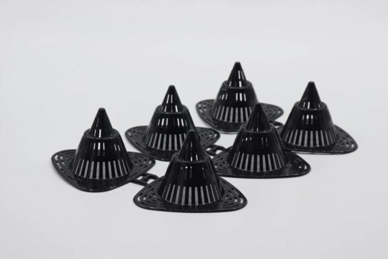 ネジ不要でかもいを有効活用できる！ダイソーのちょい足し名品, かもいや窓枠を有効活用するハンガーフック, 植物のお悩みを解決！立体設計で通気性を劇的にアップさせる名品, ドーム型の鉢底ネットで排水性向上, 水耕栽培にも使える鉢底ネット, 水切りカゴはもういらないかも！抗菌防臭付きで毎日清潔に使える神マット, ダイソーの吸水マットでキッチンを快適に