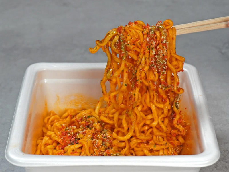 梅の酸味ともちもち麺の相性が良すぎて浮遊感さえ感じる「日清焼そばU.F.O. ぶっ濃い男梅焼そば」, 辛みとしょっぱみ強めなスパイスをコシのある麺が受け止め一体感ある味わい！「スーパーカップ スパイシーソース焼そば」, ピザの味がホンモノすぎて脳が勘違いする!?「明星 ピザハット監修 ピザハット・マルゲリータ味焼そば」, 今回のイチオシは……