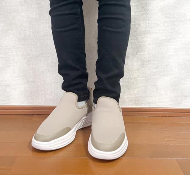 ワークマンから「快適シューズ」が発売されました！, あらゆるコーデに合わせられるシンプルなスリッポン。, 最大の特徴は“手を使わず履ける”こと！, しかも、“雲の上”のように柔らかい履き心地なんです。, 実際に1日履いてみたところ…, コーデはカジュアルスタイルがおすすめ。, GUの「楽ちんシューズ」もかわいくておすすめです。