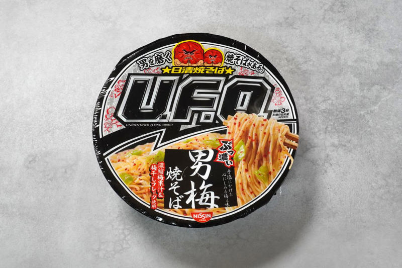梅の酸味ともちもち麺の相性が良すぎて浮遊感さえ感じる「日清焼そばU.F.O. ぶっ濃い男梅焼そば」, 辛みとしょっぱみ強めなスパイスをコシのある麺が受け止め一体感ある味わい！「スーパーカップ スパイシーソース焼そば」, ピザの味がホンモノすぎて脳が勘違いする!?「明星 ピザハット監修 ピザハット・マルゲリータ味焼そば」, 今回のイチオシは……