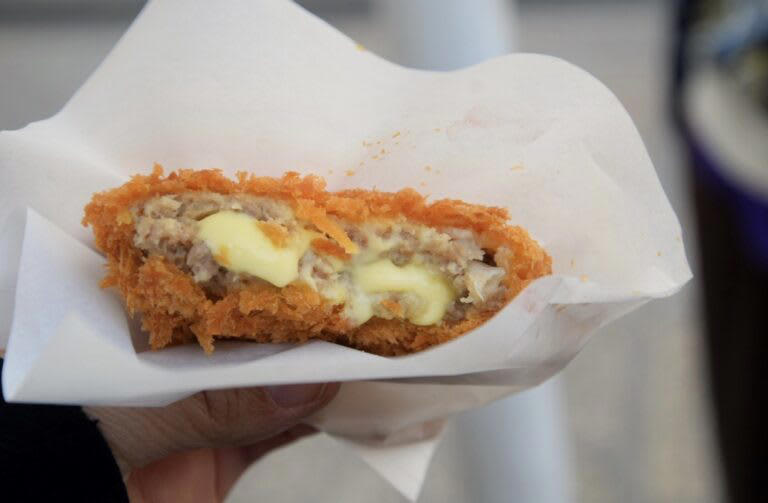 水色亭「トリプルチーズメンチカツ」400円, 水色亭「ソフトクリーム 抹茶」400円, 古都芋本舖「炙りみたらし」350円, 食べ歩きの合間にふらっと立ち寄った｢八坂庚申堂｣, 食べ歩きは｢銀閣寺｣を眺めながら, 番外編：大人も子どもも大興奮！｢ニンテンドーミュージアム｣, 安くて旨い！大須商店街の底力, 大須ベーカリー「珈琲あんぱん」230円, 李さんの台湾名物屋台「台湾唐揚げ」750円, お腹も心も満たされる、我が家の「食い倒れ」備忘録