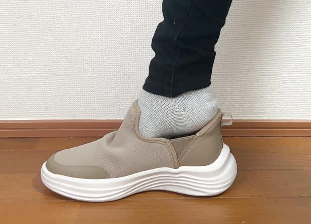 ワークマンから「快適シューズ」が発売されました！, あらゆるコーデに合わせられるシンプルなスリッポン。, 最大の特徴は“手を使わず履ける”こと！, しかも、“雲の上”のように柔らかい履き心地なんです。, 実際に1日履いてみたところ…, コーデはカジュアルスタイルがおすすめ。, GUの「楽ちんシューズ」もかわいくておすすめです。