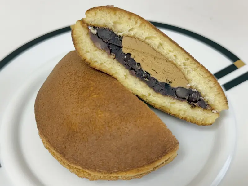 自家製餡たっぷりどらやき（270円）, 海軍の記憶を刻むどら焼き・コーヒークリーム」（270円）, 一日200個。変わらない職人の手仕事, 老舗和菓子店にアニメの風が吹いた, 若き経営陣の「挑戦心」, 若い世代だからこそ挑戦する