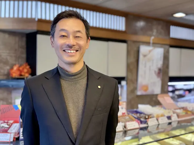 自家製餡たっぷりどらやき（270円）, 海軍の記憶を刻むどら焼き・コーヒークリーム」（270円）, 一日200個。変わらない職人の手仕事, 老舗和菓子店にアニメの風が吹いた, 若き経営陣の「挑戦心」, 若い世代だからこそ挑戦する