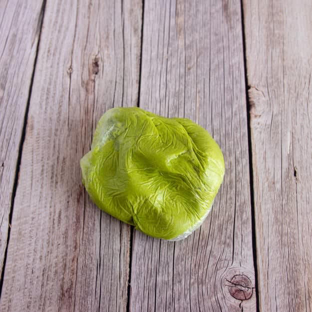 袋で混ぜてレンジ1分！ 「モチふわ抹茶ラテパン」, レシピの基本情報：, 作り方： ① 保存袋に材料をすべて入れてよく混ぜ合わせる。, ② ①を12等分に丸める。耐熱皿に6個を円状に並べてふんわりとラップをかけて600Wの電子レンジで1分加熱する。残りの6個も同じ要領で加熱したら、完成！