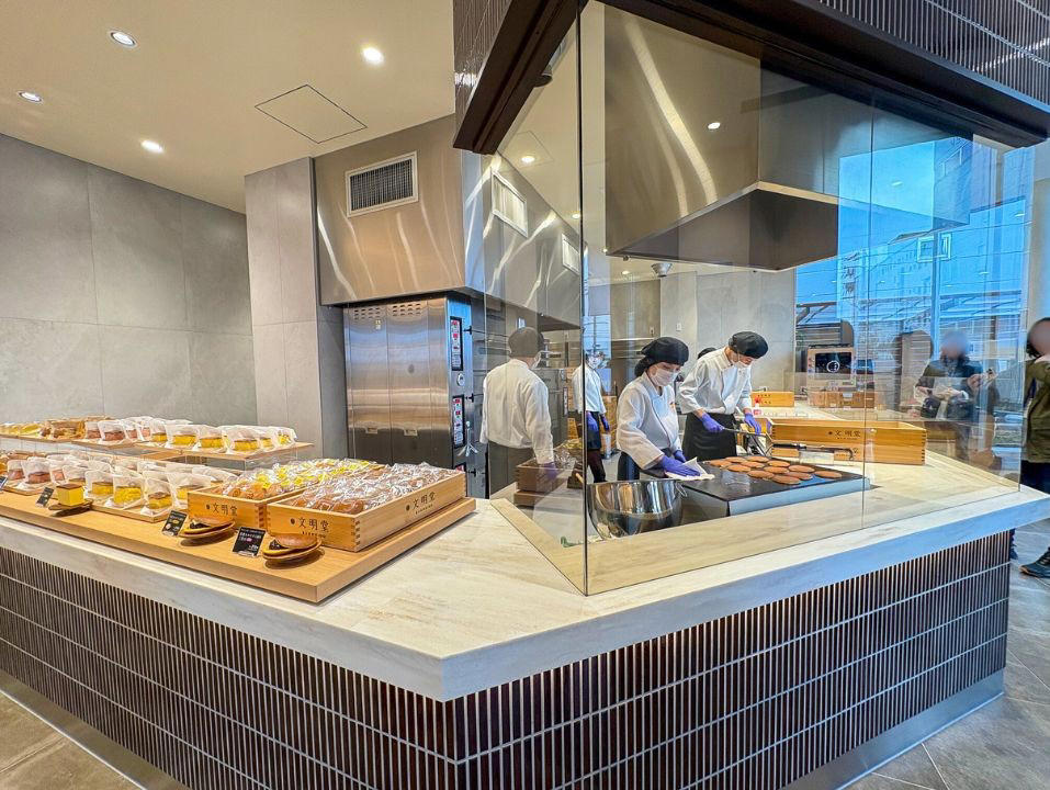 ガラスレスのライブキッチンは臨場感たっぷり, 関西ではここだけ！焼きたてをいただける「釜出しカステラ」, 「こぐまのカステラサンド」など限定品もお目当てに, 品揃え豊富に！テラス席でひと息つくのもおすすめ
