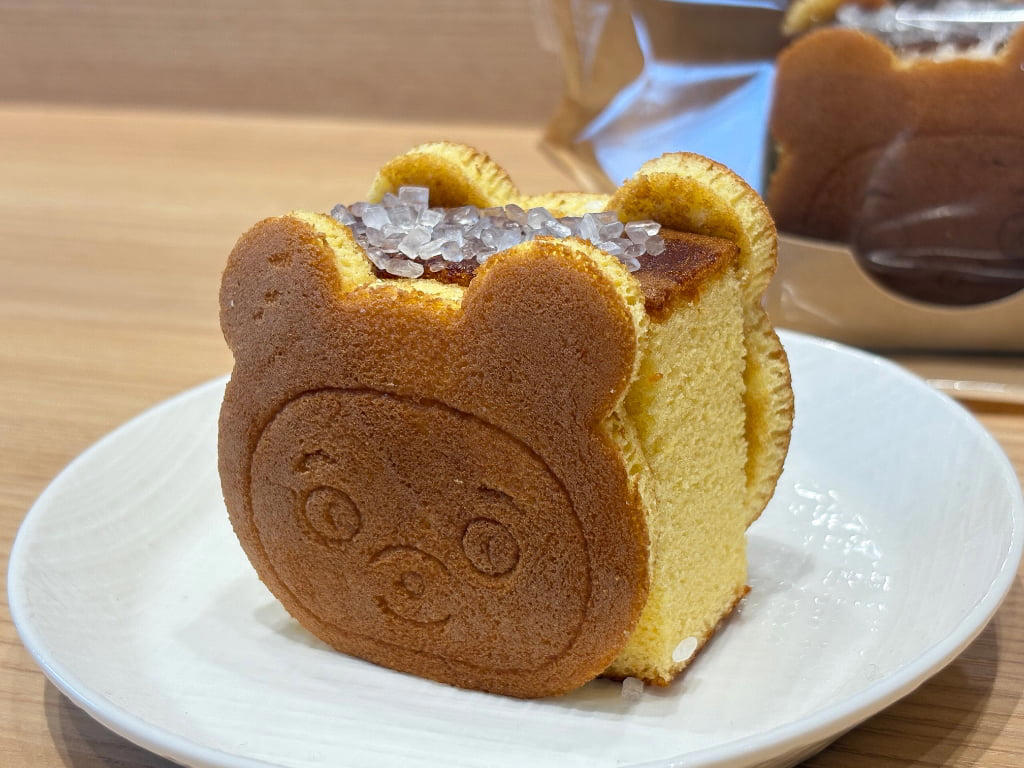 ガラスレスのライブキッチンは臨場感たっぷり, 関西ではここだけ！焼きたてをいただける「釜出しカステラ」, 「こぐまのカステラサンド」など限定品もお目当てに, 品揃え豊富に！テラス席でひと息つくのもおすすめ
