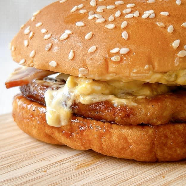 マクドナルドでは、食べ応えばつぐんの「新作バーガー」を期間限定で販売中です。, 「もう春だ！」と、発売前からSNSでも話題。, てりやきとタルタルの風味が絶妙にマッチ。, 具材それぞれの食べ応えがすごい！, てりやきとタルタルが相性ばつぐん！また食べたくなりました。, コメダ珈琲店の「フィッシュフライバーガー」もボリューム満点でおすすめです。, タルタルソースとキャベツがたまりません。