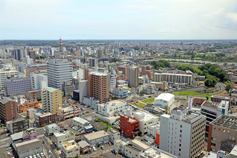 都会と地方の観光常識の断絶, 地方観光が抱える三つの構造リスク, 郊外立地が生む収益構造, 地方観光の構造的ジレンマ, 郊外立地の利益と代償, 観光開発の三つの進路, 地方観光モデルの転換点