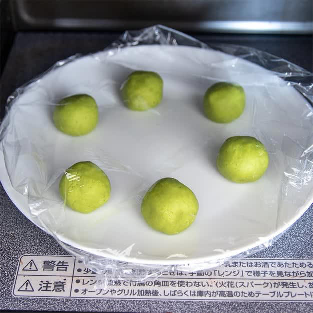 袋で混ぜてレンジ1分！ 「モチふわ抹茶ラテパン」, レシピの基本情報：, 作り方： ① 保存袋に材料をすべて入れてよく混ぜ合わせる。, ② ①を12等分に丸める。耐熱皿に6個を円状に並べてふんわりとラップをかけて600Wの電子レンジで1分加熱する。残りの6個も同じ要領で加熱したら、完成！