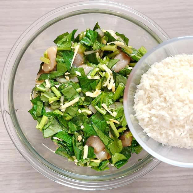 ほうれん草とささみのカリカリ焼き, 作り方：① ボウルに【A】を入れて混ぜる。, ② ①にパン粉を入れて軽く混ぜる。, ③ フライパンにサラダ油を引いて中火に熱し、②を入れる。両面カリッとするまで加熱したら、完成！, これ、5袋なくなるって言われても普通に納得でした！！, ✔ 失敗しないポイント