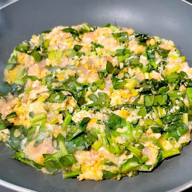 ほうれん草とささみのカリカリ焼き, 作り方：① ボウルに【A】を入れて混ぜる。, ② ①にパン粉を入れて軽く混ぜる。, ③ フライパンにサラダ油を引いて中火に熱し、②を入れる。両面カリッとするまで加熱したら、完成！, これ、5袋なくなるって言われても普通に納得でした！！, ✔ 失敗しないポイント
