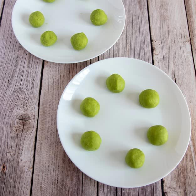 袋で混ぜてレンジ1分！ 「モチふわ抹茶ラテパン」, レシピの基本情報：, 作り方： ① 保存袋に材料をすべて入れてよく混ぜ合わせる。, ② ①を12等分に丸める。耐熱皿に6個を円状に並べてふんわりとラップをかけて600Wの電子レンジで1分加熱する。残りの6個も同じ要領で加熱したら、完成！