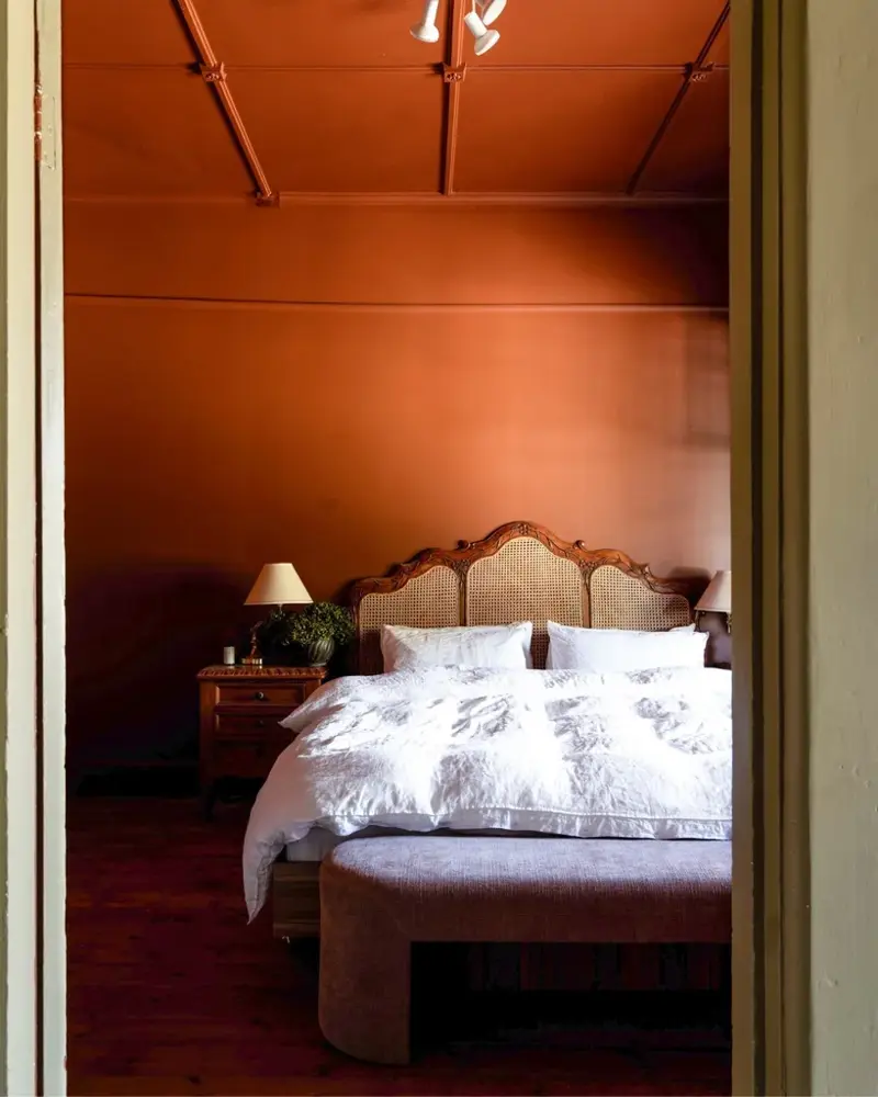 1. Create a textural contrast , 2. Showcase handmade pieces, 3. Embrace a warm colour palette and natural light, 4. Add some texture, Autumnal interior styling inspiration, How can I decorate my house for autumn?, How can I make my house cosy for autumn?