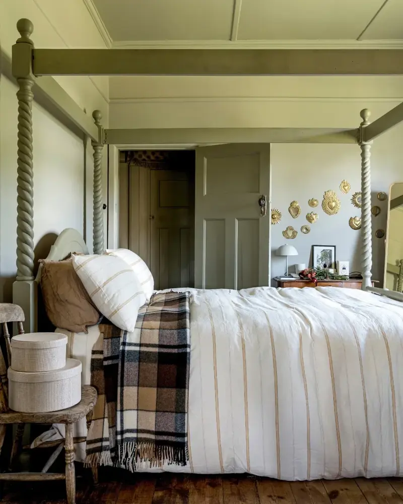 1. Create a textural contrast , 2. Showcase handmade pieces, 3. Embrace a warm colour palette and natural light, 4. Add some texture, Autumnal interior styling inspiration, How can I decorate my house for autumn?, How can I make my house cosy for autumn?