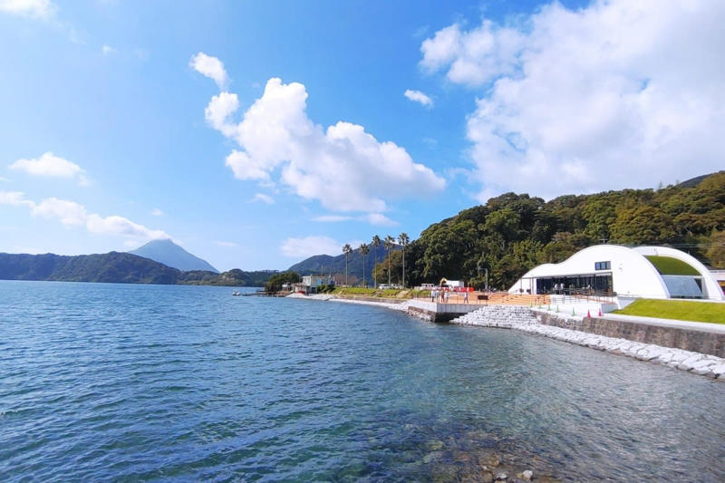 指宿温泉で砂むし温泉や美肌の湯と湯浴み三昧, 指宿温泉へのアクセス, 鹿児島・指宿温泉はこう楽しむ！, 泊まる【指宿 白水館】, 体験する【「指宿市考古博物館時遊館COCCO はしむれ」で火山の宝石・オリビン採集】, 指宿市考古博物館時遊館COCCO はしむれ, 食べる【黒豚郷土料理 青葉】, 黒豚郷土料理 青葉, 食べる【danken COFFEE いけだパクス店】, danken COFFEE いけだパクス店, 砂むし温泉で心地よい汗をかく
