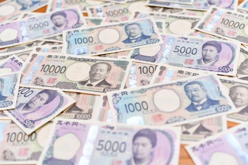 【50歳代】貯蓄額はいくら？（単身世帯・二人以上世帯）, 単身世帯の貯蓄額《平均値・中央値・貯蓄額階層別の世帯割合》, 二人以上世帯の貯蓄額《平均値・中央値・貯蓄額階層別の世帯割合》, 【積立投資シミュレーション】50歳から65歳まで「毎月5万円」, 「毎月5万円」×15年×「年率1～5％」で積立投資した場合の試算結果, 50歳から積立投資を始める場合の「大切な考え方」, 「出口」での暴落に備える, 過度なリスクは避ける, 「運用しながら使う」という視点を持つ