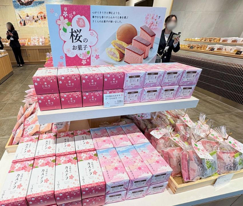 ガラスレスのライブキッチンは臨場感たっぷり, 関西ではここだけ！焼きたてをいただける「釜出しカステラ」, 「こぐまのカステラサンド」など限定品もお目当てに, 品揃え豊富に！テラス席でひと息つくのもおすすめ