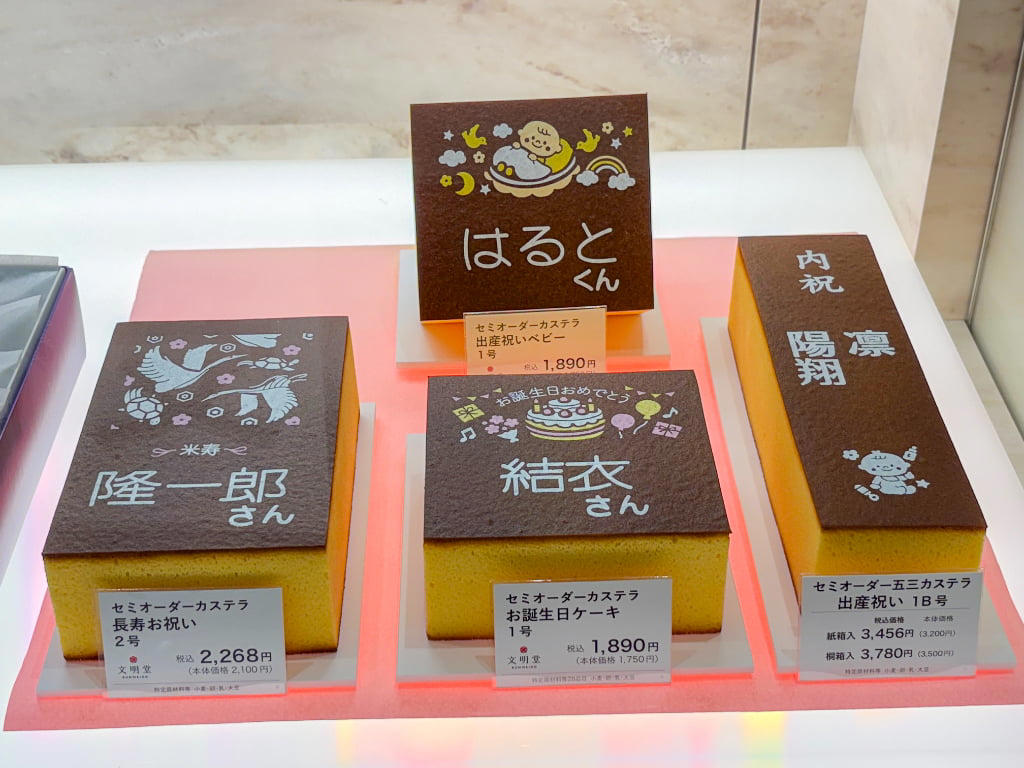 ガラスレスのライブキッチンは臨場感たっぷり, 関西ではここだけ！焼きたてをいただける「釜出しカステラ」, 「こぐまのカステラサンド」など限定品もお目当てに, 品揃え豊富に！テラス席でひと息つくのもおすすめ