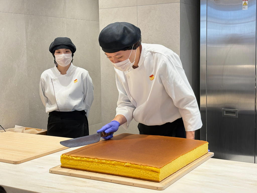 ガラスレスのライブキッチンは臨場感たっぷり, 関西ではここだけ！焼きたてをいただける「釜出しカステラ」, 「こぐまのカステラサンド」など限定品もお目当てに, 品揃え豊富に！テラス席でひと息つくのもおすすめ