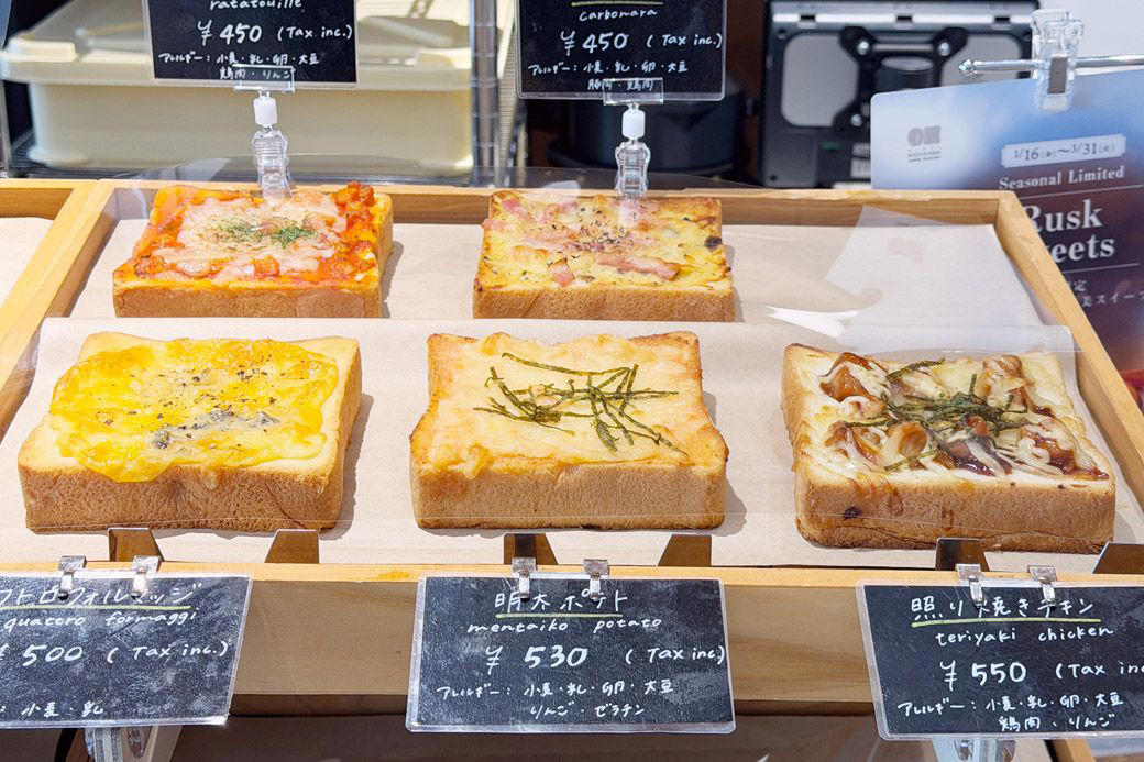 高級食パンチェーンの新業態はカフェ, 銀座に志かわのモーニングメニュー, に志かわの食パンは、やはりおいしかった, 店内焙煎の本格的なコーヒーにクリーミーなミルク, 築地で人気カフェに生まれ変わった、に志かわ, 「どうして今までカフェにしなかったのか」絶好の立地