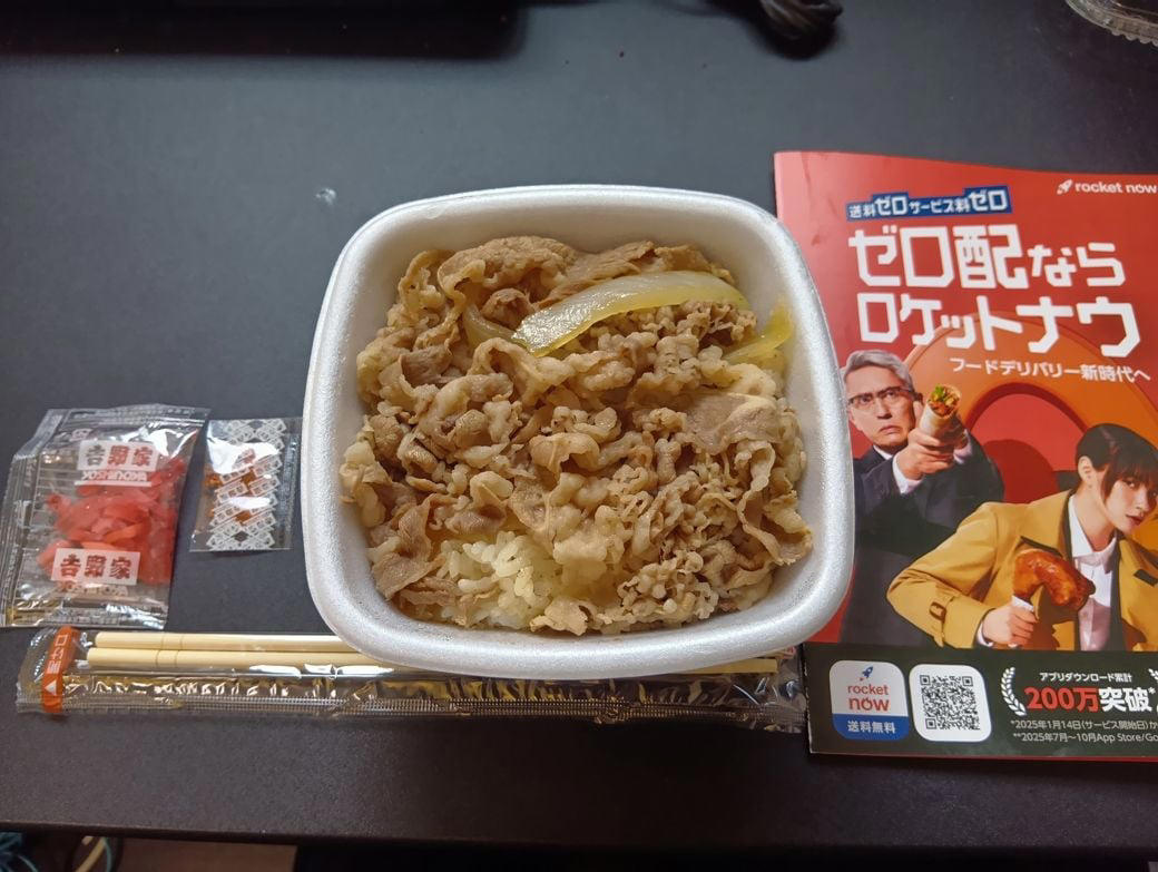 出前館が始めた「お店と同価格デリバリー」正直な感想,  バチバチの価格競争。その“裏側”で起きている「意外な事実」 , 配達遅延＆配達報酬の増加という「ボディーブロー」, 激化する「配達員の奪い合い」も「お金」が物を言う？,  価格競争の先にあるのは“希望”なのか、それとも“絶望”なのか 