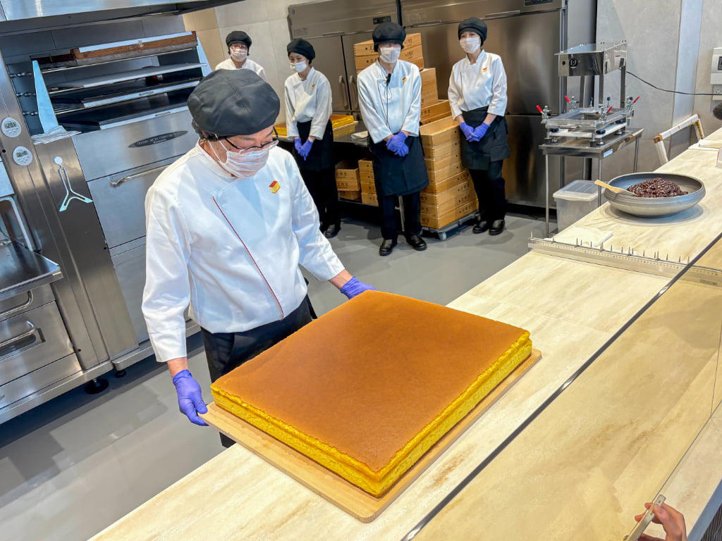 ガラスレスのライブキッチンは臨場感たっぷり, 関西ではここだけ！焼きたてをいただける「釜出しカステラ」, 「こぐまのカステラサンド」など限定品もお目当てに, 品揃え豊富に！テラス席でひと息つくのもおすすめ