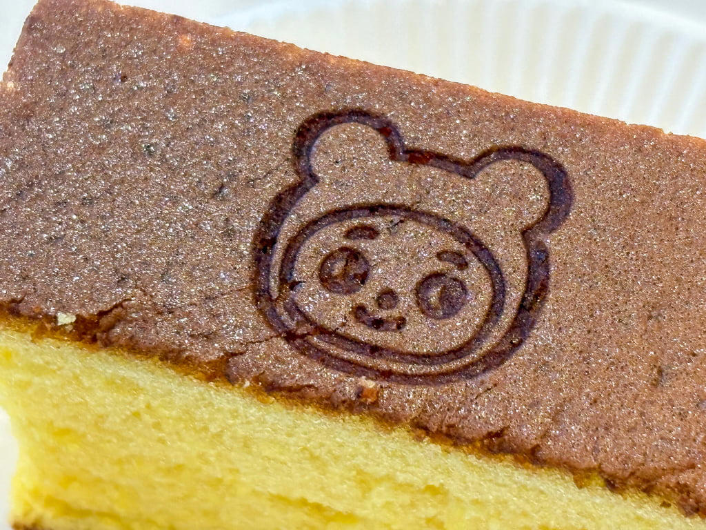 ガラスレスのライブキッチンは臨場感たっぷり, 関西ではここだけ！焼きたてをいただける「釜出しカステラ」, 「こぐまのカステラサンド」など限定品もお目当てに, 品揃え豊富に！テラス席でひと息つくのもおすすめ