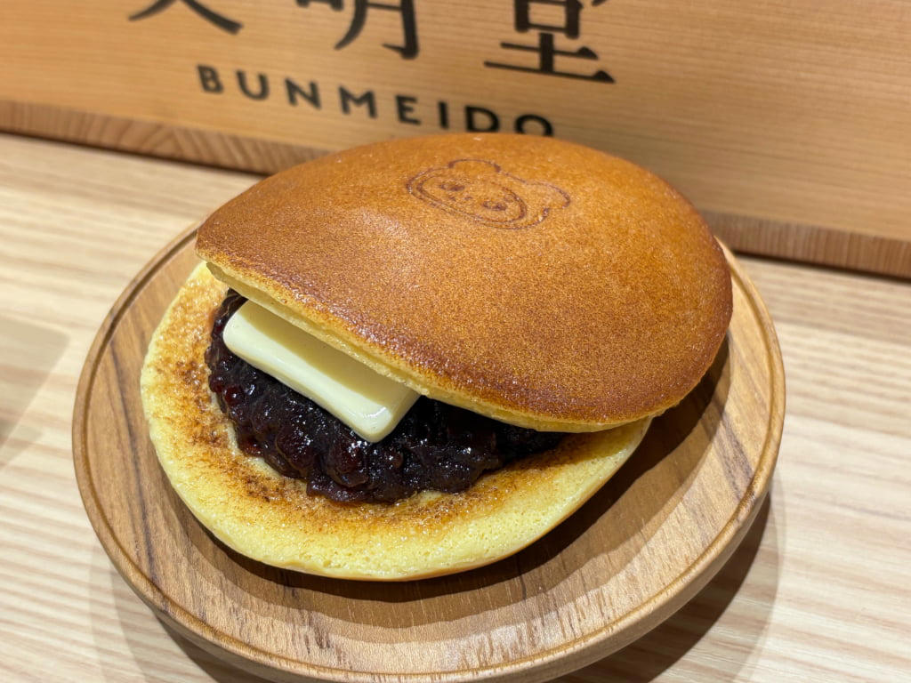 ガラスレスのライブキッチンは臨場感たっぷり, 関西ではここだけ！焼きたてをいただける「釜出しカステラ」, 「こぐまのカステラサンド」など限定品もお目当てに, 品揃え豊富に！テラス席でひと息つくのもおすすめ