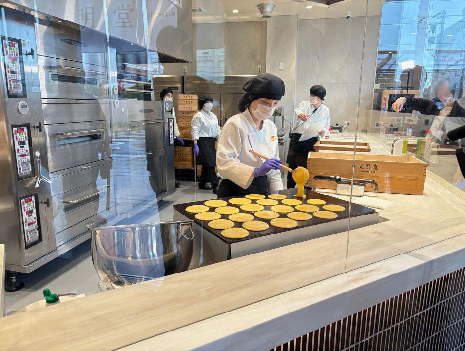 ガラスレスのライブキッチンは臨場感たっぷり, 関西ではここだけ！焼きたてをいただける「釜出しカステラ」, 「こぐまのカステラサンド」など限定品もお目当てに, 品揃え豊富に！テラス席でひと息つくのもおすすめ